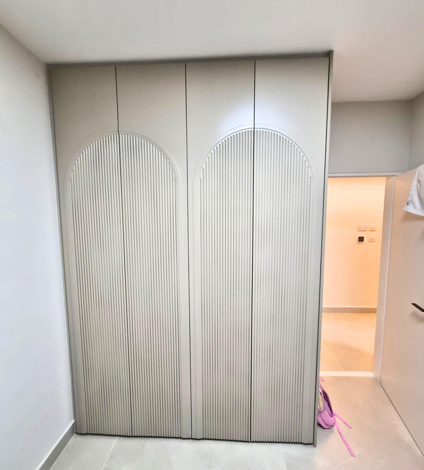 ארונות עם דלתות קשת מעץ בהתאמה אישית